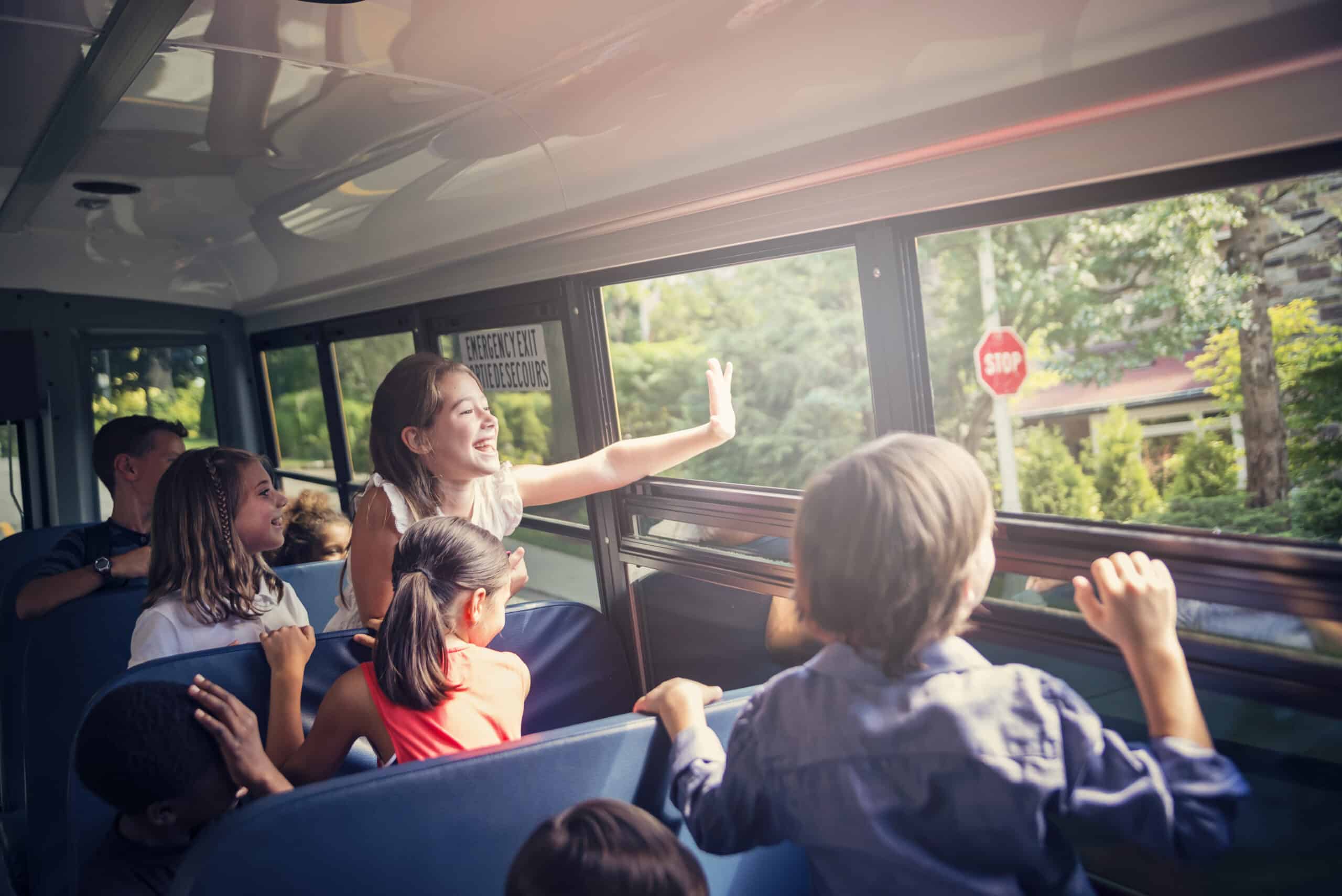 Alumnos de primaria en un autobús escolar