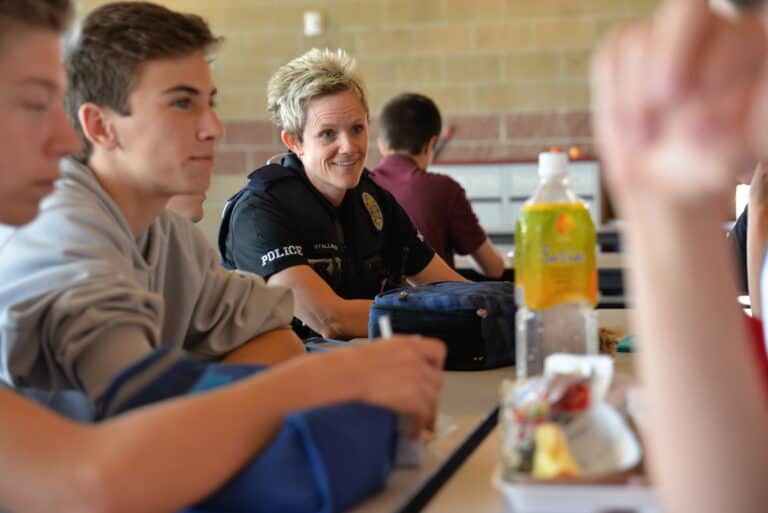 Agente de recursos estudiantiles almorzando con alumnos
