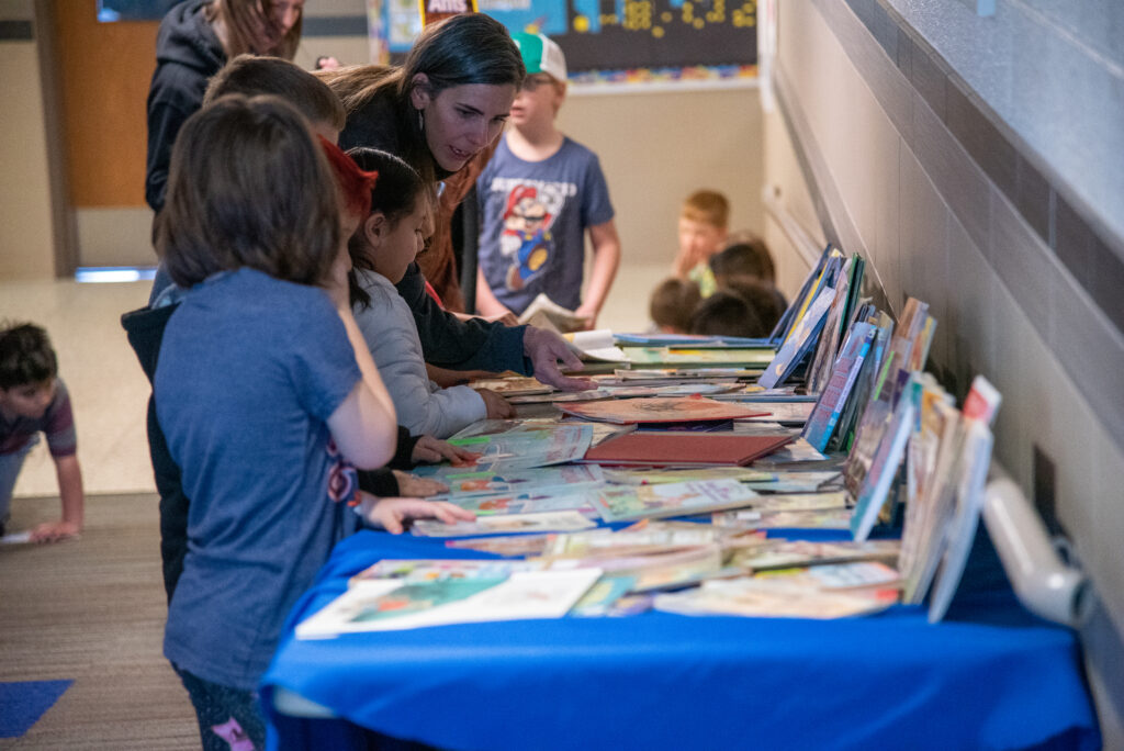 Los alumnos participan en un intercambio de libros.