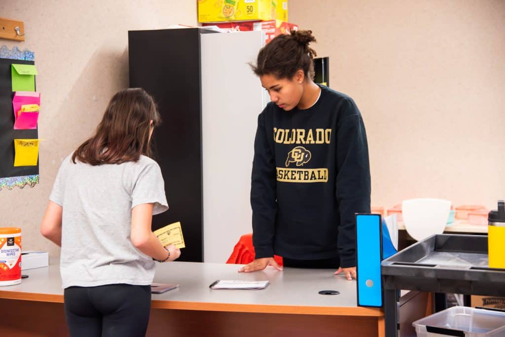 Estudiante que trabaja en la tienda dirigida por estudiantes de AMS