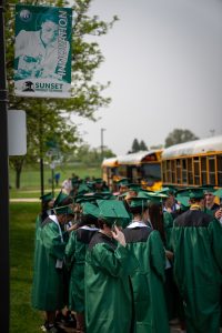 graduados y un autobús escolar