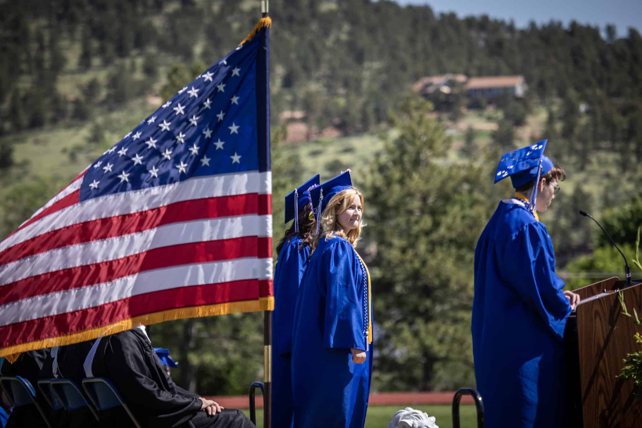 graduados y bandera estadounidense