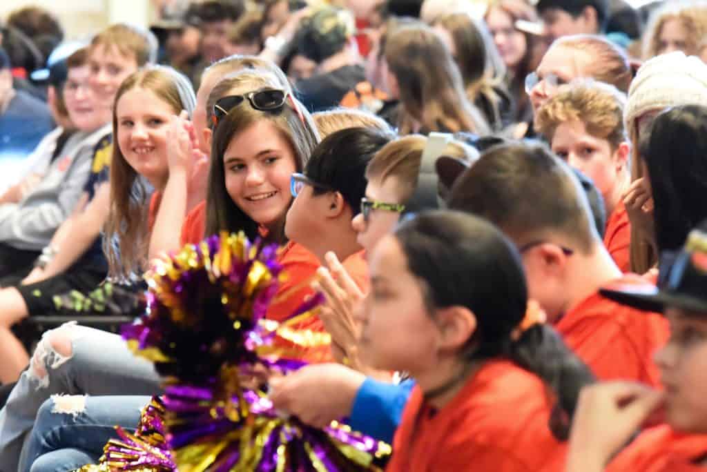 Trail Ridge Middle Alumnos de la escuela durante la Asamblea de Inclusión.