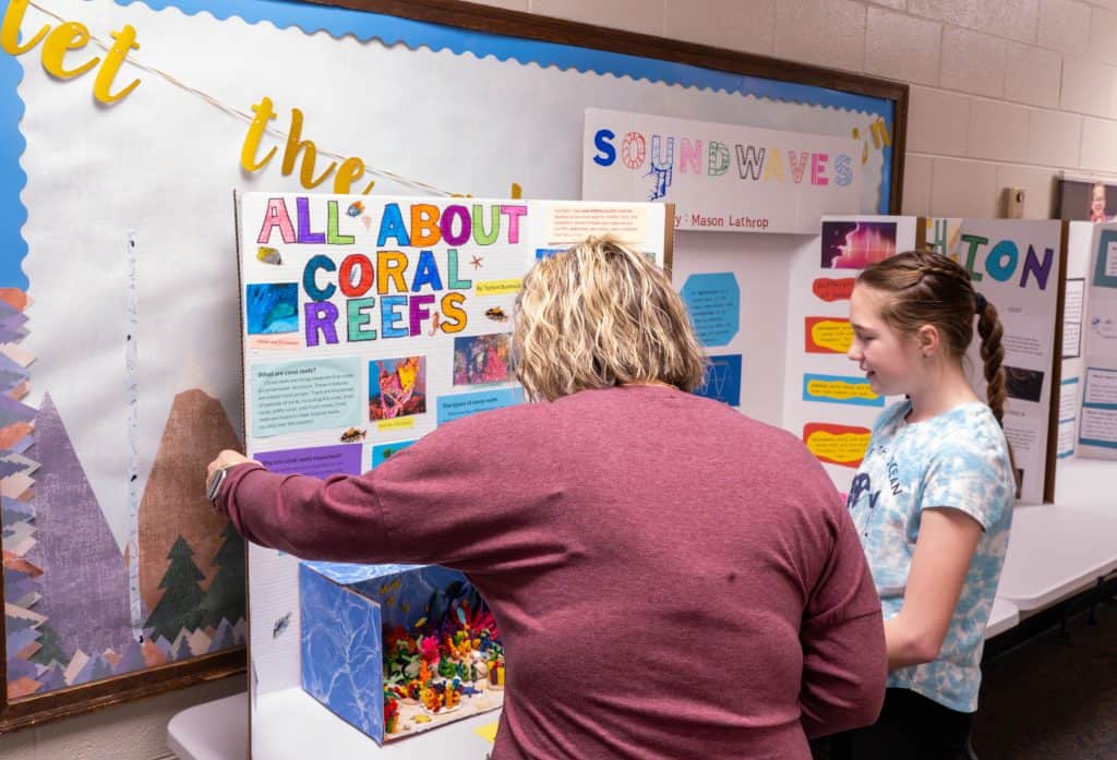 Estudiante de quinto grado en Longmont Estates Elementary habla de su proyecto durante la Feria de la Innovación