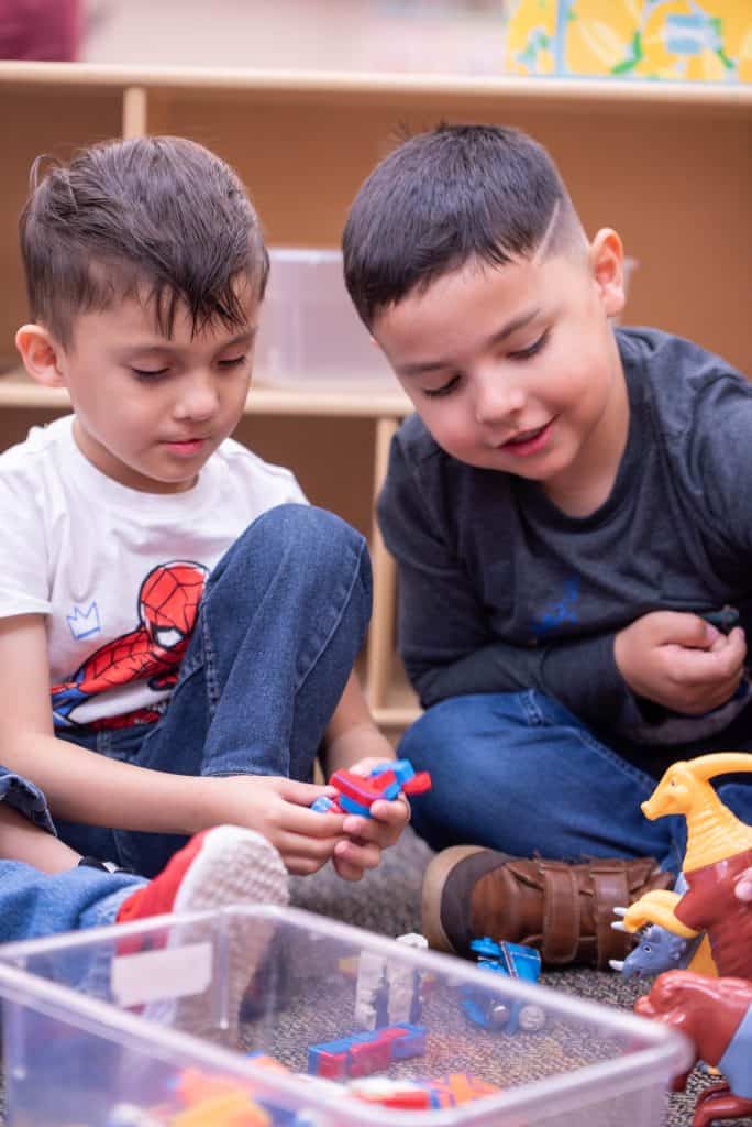 Alumnos de preescolar alpino jugando