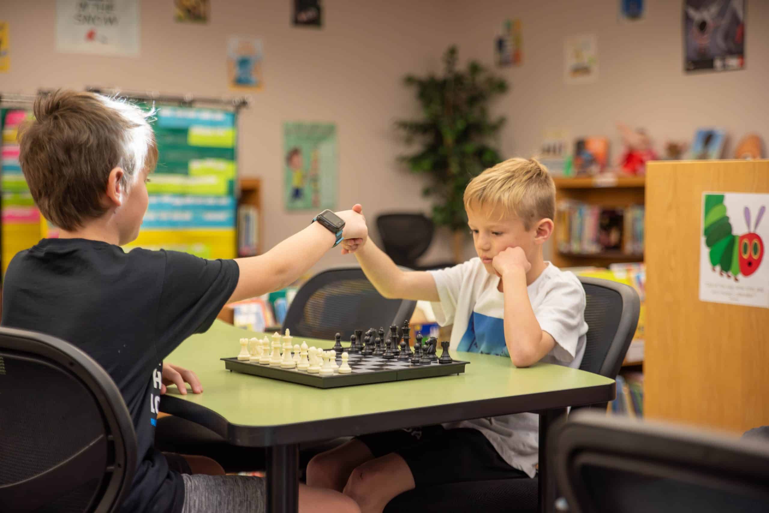 Fall River Elementary La escuela lanza un nuevo club de ajedrez