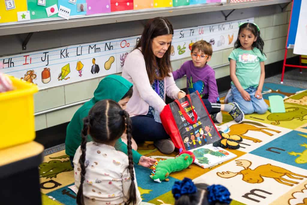 Alumnos de preescolar de Columbine en clase