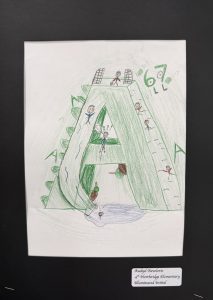 Un dibujo colorido de una gran letra «A» en el que se ve a unos niños jugando y trepando, con una fuente en la parte inferior.