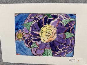 Ilustración colorida en la que aparecen grandes flores moradas con hojas verdes y una pequeña flor amarilla sobre un fondo azul.