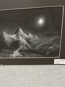 Un paisaje montañoso monocromático bajo un cielo estrellado, con una luna brillante que ilumina la escena.