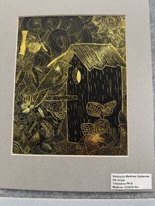 Una obra de arte para rascar en la que aparece un pájaro junto a una casita para pájaros, rodeado de motivos en espiral y flores.