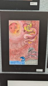 Ilustración colorida en la que aparecen un dragón, una luna roja, una ola y un edificio tradicional sobre un fondo lleno de vida.