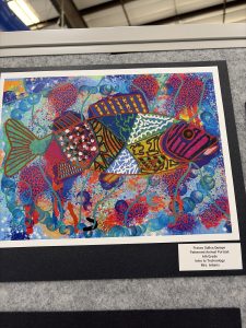 Una ilustración de peces llena de color y motivos, con diseños y texturas llamativos, sobre un fondo negro.
